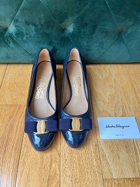 Ferragamo Varina Q Quilted Navy Flats Patent Toe Bow Size 6B